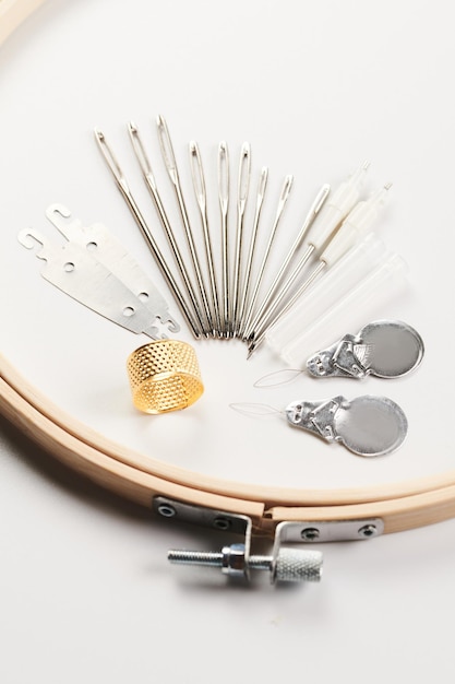 zestaw do haftu z igłą i krosnem