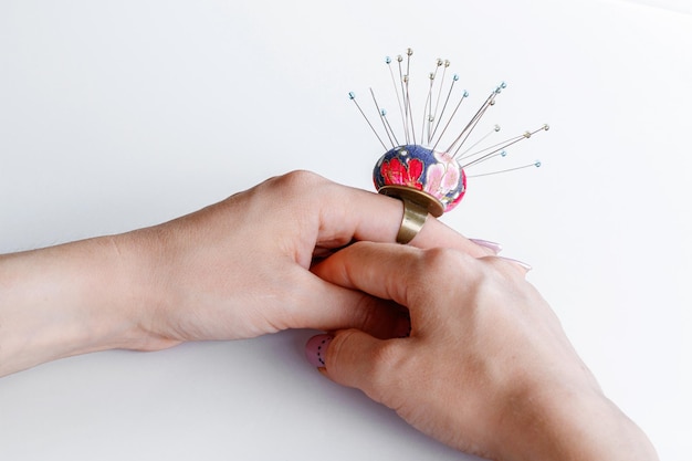 haftująca ręka z igłą